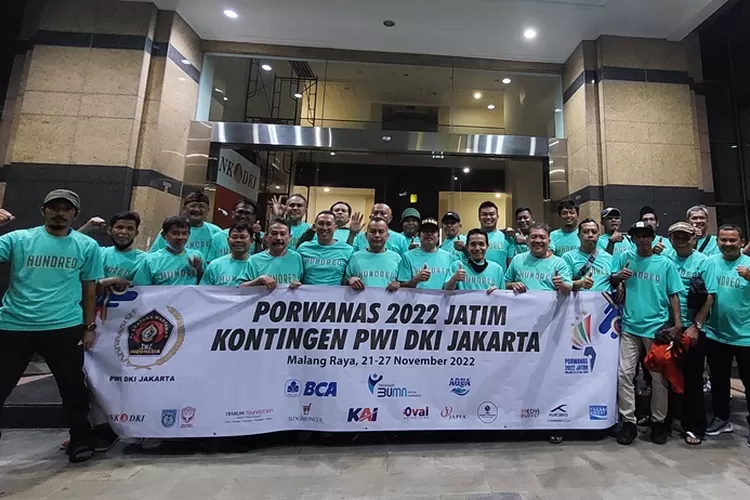 Tim Porwanas DKI Jakarta foto bersama sebelum keberangkatan menuju Malang, Sabtu (19/11/2022) malang.