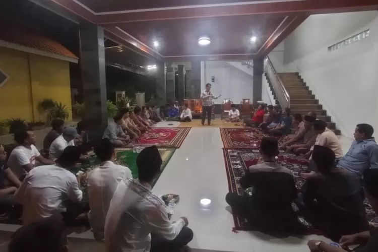 Wakil Ketua DPRD Cilegon Hasbi Sidik saat menerima audiensi dari Paguyuban RT  (foto: TOPMEDIA)