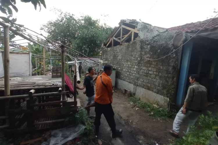 Satu rumah di Cilendek runtuh setelah diguncang gempa Cianjur, Senin (21/11/2022).