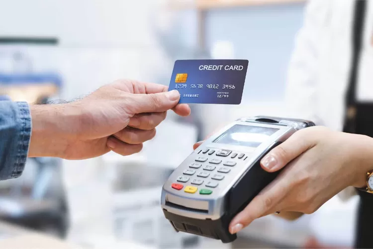 Ilustrasi. Bertransaksi dengan alat pembayaran nontunai kartu kredit 