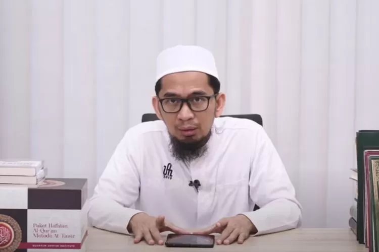 Ustadz Adi Hidayat saat menyebutkan satu amalan ayat Al-Quran yang bisa membuka pintu rezeki (Youtube Adi Hidayat Official)