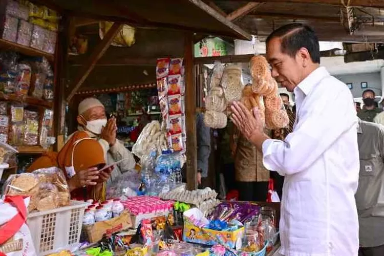 Presiden Joko Widodo menyapa pedagang di Pasar Malangjiwan, Colomadu,Karanganyar (Istimewa (Muchlis Jr - Biro Pers Sekretariat Presiden))