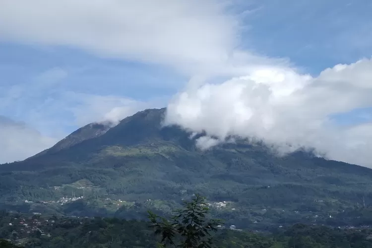 Ilustrasi Kolam di Atas Gunung Lawu, Ada Bangunan Misterius di Sampingnya (KLIKTIMES.COM/RIYANTO)