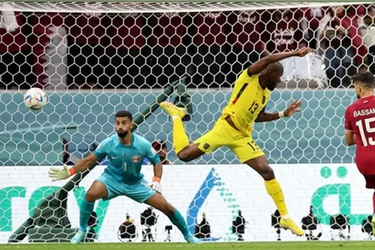 Valencia mencetak gol ke gawang Qatar pada laga pembuka Piala Dunia 2022.