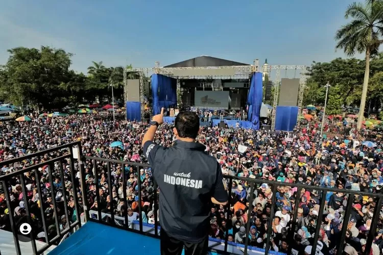 Anies Baswedan disambut oleh puluhan ribu massa pendukung yang membanjiri Alun-alun Ciamis