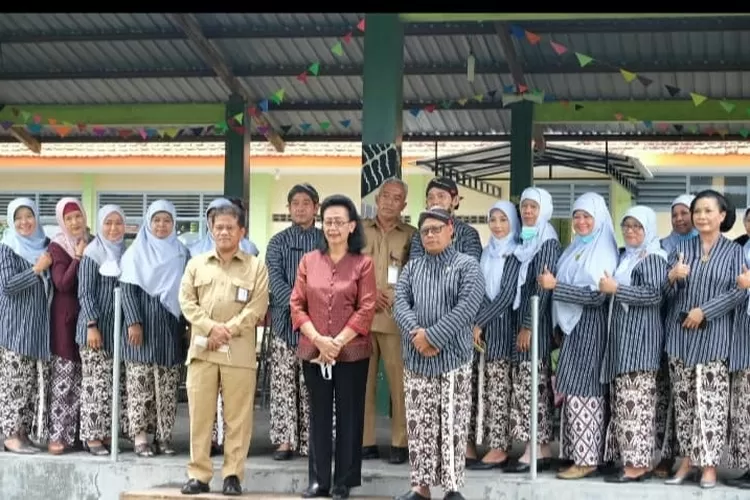 GKR Hemas bersama Kepala SMAN 1 Jetis Bantul dan guru-guru.