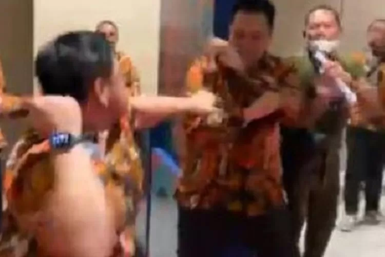 Insiden perkelahian dalam Munas XVII Himpunan Pengusaha Muda Indonesia (HIPMI) 2022 di Solo, Jawa Tengah, karena adanya kesalahpahaman personel antarpeserta di luar rapat pleno. (telusur.co.id)