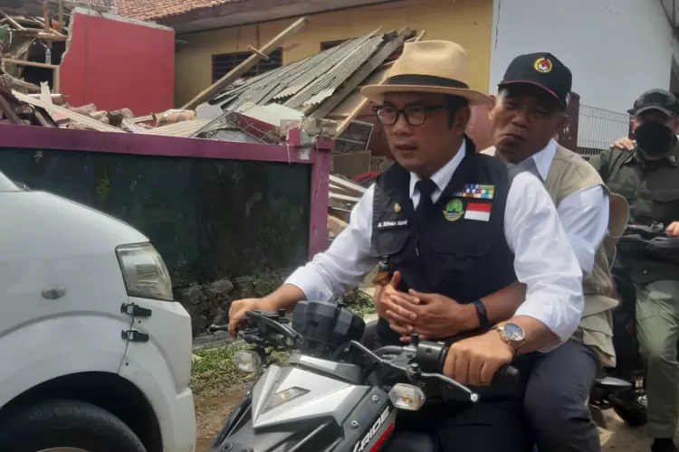 Menko PMK Muhadjir Effendy dibonceng Gubernur Jawa Barat Ridwan Kamil, tinjau lokasi gempa di Cianjur. 