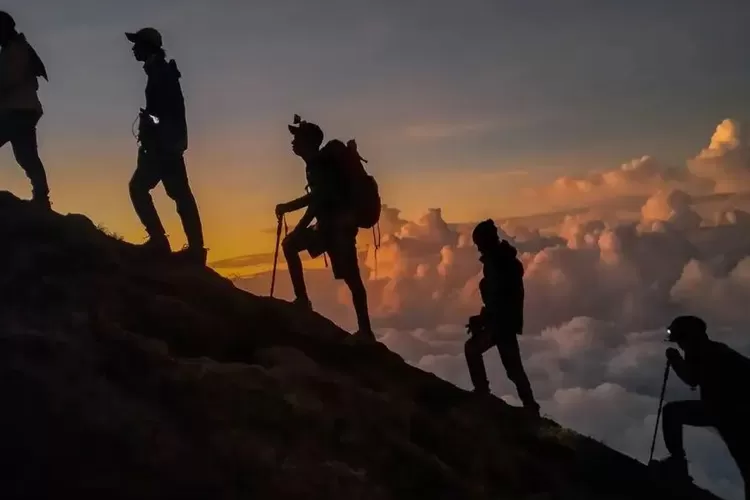 Gunakan Cara Ini agar Tidak Tersesat saat Mendaki Gunung - Sinergi Madura