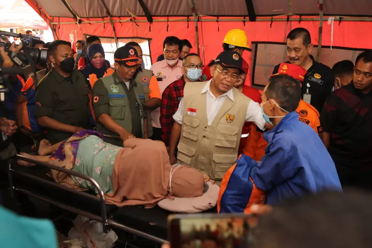 Menko PMK Muhadjir Effendy (baju putih) menjenguk korban gempa Cianjur. 