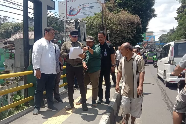 Wali Kota Bogor, Bima Arya saat meninjau kondisi Jembatan Otista Bogor, Selasa (22/11/2022).