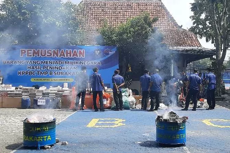 Pemusnahan jutaan batang rokok ilegal dan barang impor ilegal dilakukan Bea Cukai Surakarta (Endang Kusumastuti)