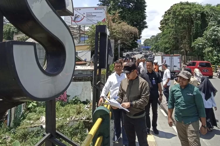 Wali Kota Bogor, Bima Arya usai rakor pembahasan pembangunan dan peninjauan Jembatan Otista.
