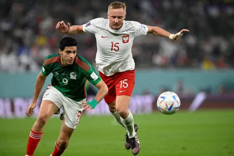 Aksi pemain Meksiko saat berhadapan dengan Polandia (twitter @FIFAWorldCup   )