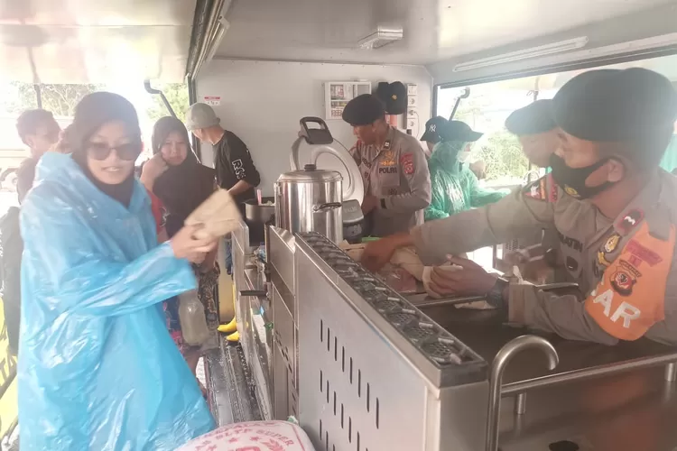 Food Truck Polri ikut berperan dalam memenuhi kebutuhan makanan buat pengungsi korban bencana di Cianjur  (Istimewa )