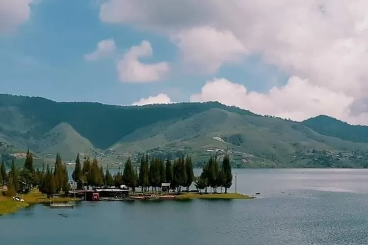 Destinasi wisata di Sumatera Barat, Danau Diatas memiliki penampilan yang mirip dengan Danau Lucerne di Swiss (Instagram @wisata_pimpiangdanau)