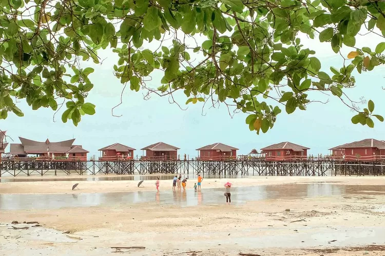 Pulau Maratua, salah satu destinasi wisata di Kepulauan Derawan (Instagram @royradjaini)