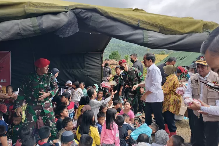 Presiden Joko Widodo (baju putih) tinjau posko pengungsian warga korban gempa Cianjur. 