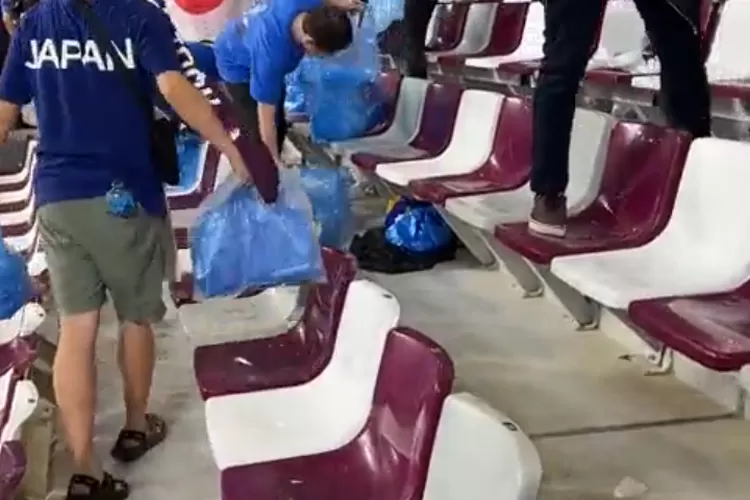 Bersihkan Sampah di Stadion, Suporter Timnas Jepang Tuai Pujian FIFA/FIFA 