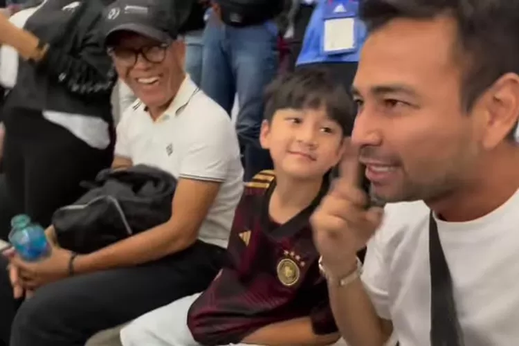 10 kali Cium Raffi Ahmad Gara-gara Jerman Dikalahkan Jepang , Gaya Raffatar Menggemaskan (Instagram @raffinagita1717)