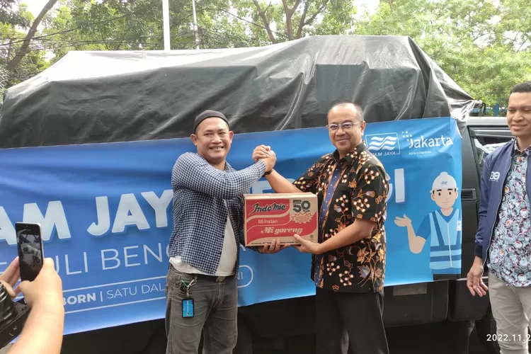 Dirut PAM Jaya Arief Nasrudin (tengah) didampingi Corsec Yudhi Irawan memberangkatkan tim pengirim bantuan  ke Kabupaten Cianjur, di halaman kantor PAM Jaya, Kamis (24/11/2022).