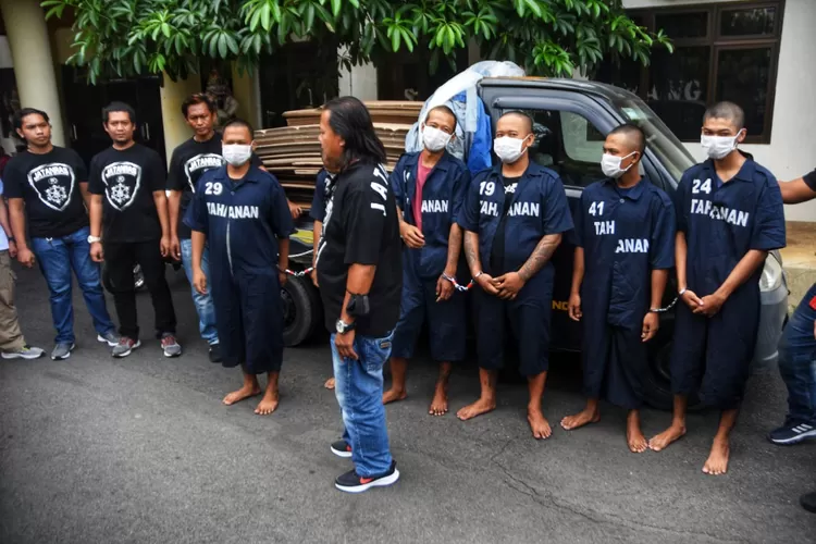 6 tersangka pencurian kardus di Genuk Semarang yang diamankan Polrestabes Semarang. (Ayosemarang.com/ Audrian Firhannusa)