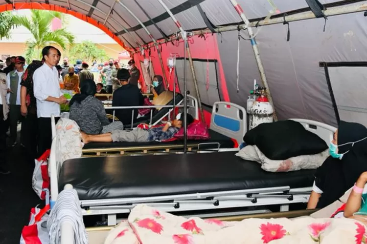 Presiden Jokowi kembali mengunjungi korban terdampak gempa Cianjur untuk yang kedua kalinya. Pastikan pasien dapat penanganan terbaik. (Biro Pers Sekretariat Presiden)