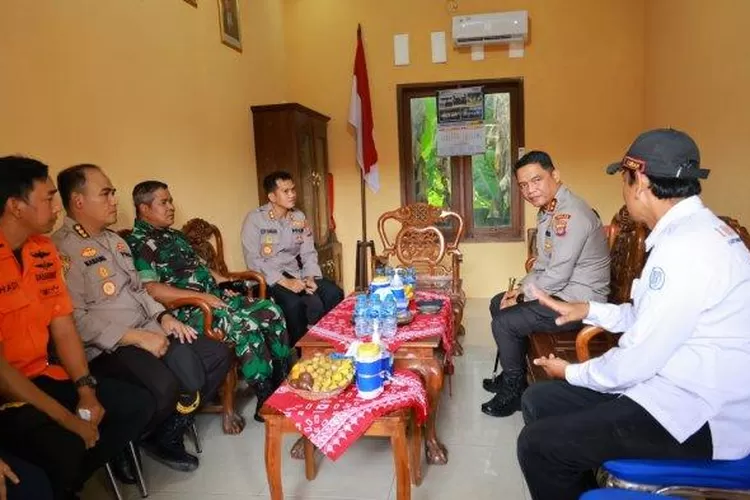 Kapolda DIY Irjen Nainggolan mendengarkan penjelasan pihak kelurahan pasca tanah longsor di Dusun Blemben Gunungkidul.  (Istimewa )