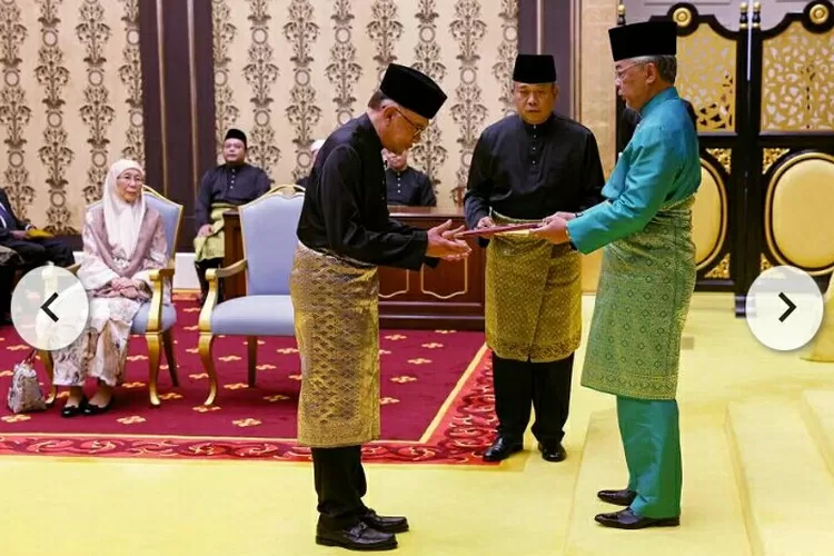 Sah, Anwar Ibrahim Dilantik Raja sebagai PM ke-10 Malaysia. (The Straits Times)