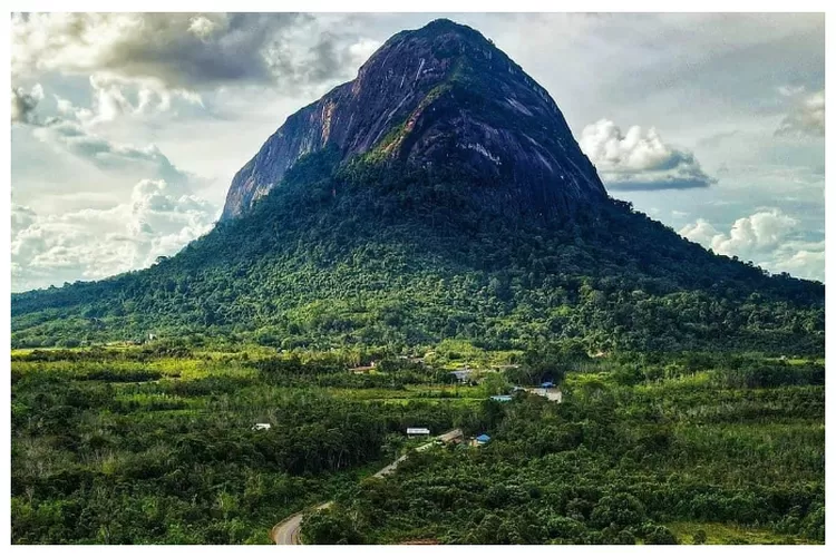  Sejarah Wisata Alam &lsquo;Bukit Kelam&rsquo; Kalimantan Barat, Terdapat Batu Terbesar Dunia yang Ada di Indonesia  (Instagram /@Kalbar_info)