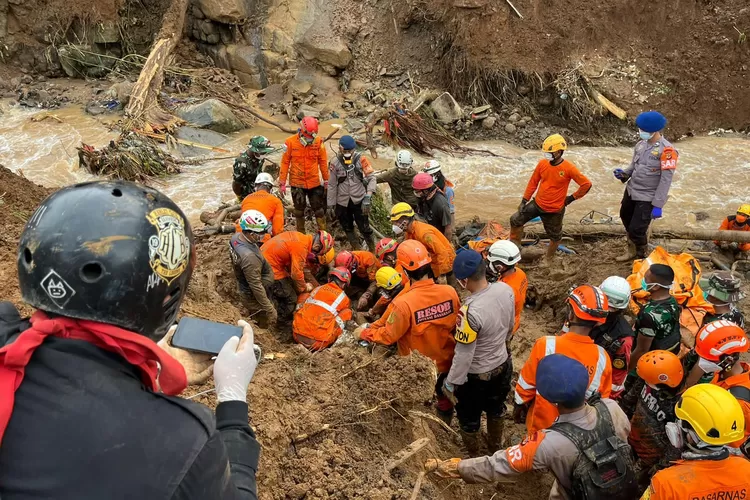 Tim evakuasi Polri temukan jenazah yang terkubur akibat gempa bumi di Cianjur. (Istimewa )