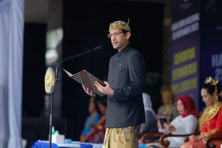 Mendikbud ristek, Nadiem Anwar Makarim saat memimpin upacara peringatan Hari Guru Nasional (HGN) tahun 2022 di Kompleks Kementerian Pendidikan, Kebudayaan, Riset, dan Teknologi (Kemendikbudristek) Senayan, Jakarta pada Jumat (25/11) (SM/Dok)