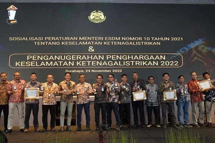 Jajaran PLN Nusantara saat menerima penghargaan di ajang Subroto Award 2022