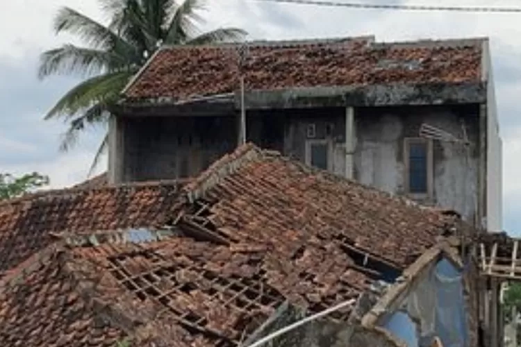 Gambar Salah satu rumah warga di Kabupaten Cianjur, Provinsi Jawa Barat ambruk setelah diguncang gempa 5,6 Magnitudo pada Senin 21 November 2022 lalu. (Sumber gambar /pikiran rakyat.com)