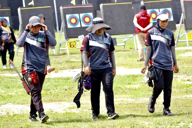 Tim beregu Panahan putri Tangsel (kiri ke kanan) Mayesha Alayna Hermanto, Virny Virginia Andyny, dan Syahara Khoerunisa Foto: Henry Lukmanul Hakim