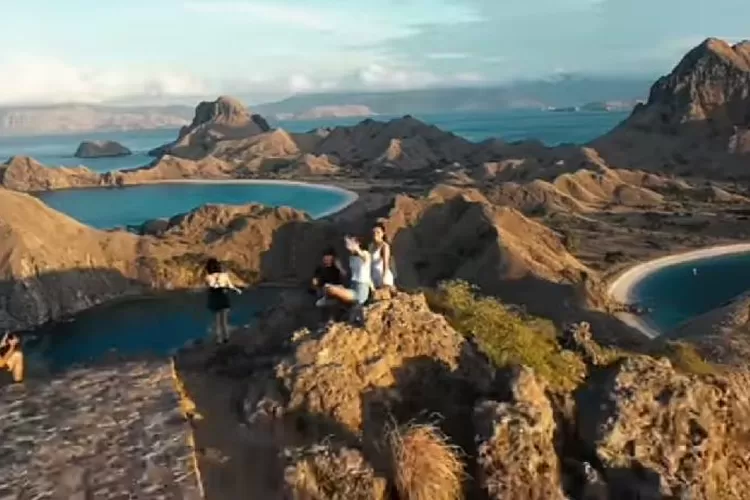 Pemandangan Pulau Padar Taman Nasional Komodo Labuan Bajo NTT (Tangkapan Layar Yourtube Crazy Nikmir Real)
