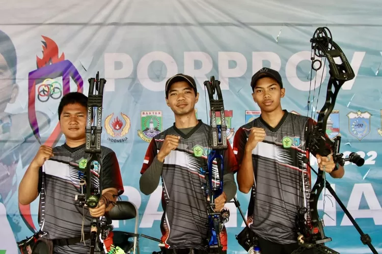 Tim pemanah beregu Tangerang Selatan (kiri ke kanan) Naufal Wadid, Danara Handaja, dan Muhammad Gibran Kartiko - Foto: Henry Lukmanul Hakim