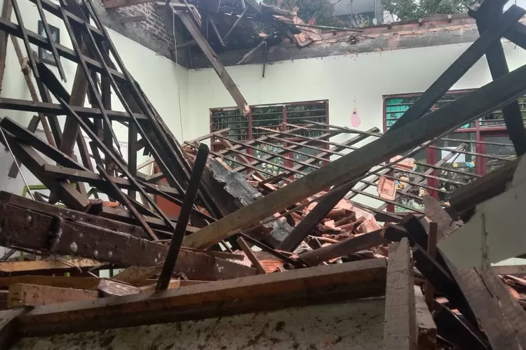 SDN Bantarjati 9 Bogor kembali ambruk untuk yang kedua kalinya pada hari ini Jumat (25/11/2022).