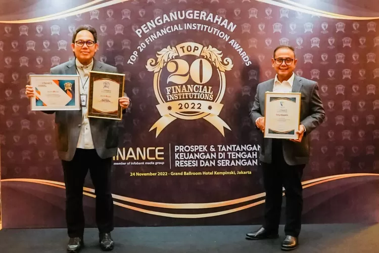 Dirut Bank DKI Firdi Arnaldy (kiri) dan Direktur Keuangan &amp; Strategi, Romy Wijayanto (Kanan) menerima penghargaan, Kqmis(24/11/2022).