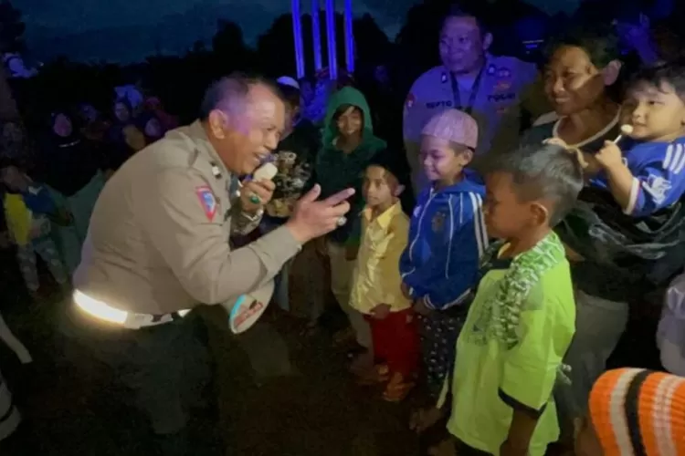 Polres Subang Polda Jabar melakukan kegiatan trauma healing kepada anak anak korban gempa. (Foto: PMJ News)