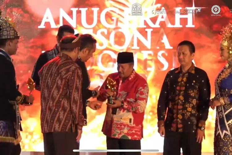 Bupati Agam, Andri Warman menerima penghargaan untuk Nasi Kapau sebagai makanan tradisional terbaik di API 2022 (AMC News)