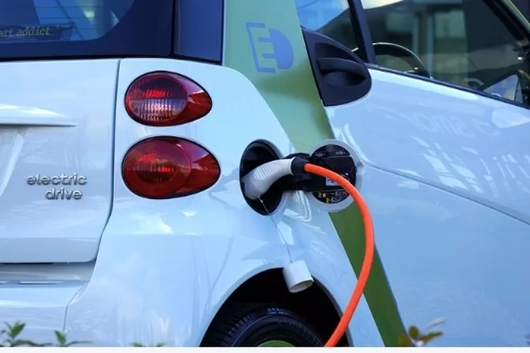 Pengisian baterai pada mobil listrik. (Sumber gambar/pixabay)