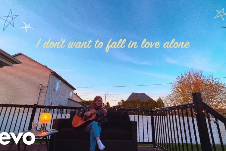 Lirik Lagu Fall In Love Alone Stacey Ryan (Foto: youtube.com)