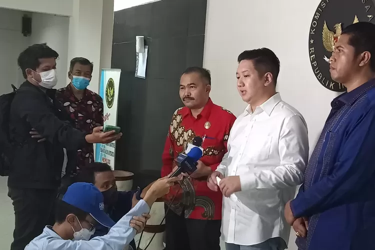saat pengusaha Agus Hartono didampingi advokat Kamarudin Simanjuntak memberi keterangan kepada wartawan