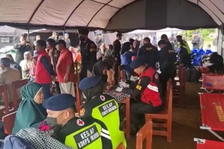 Tim Medis Brimob Polri memberikan pelayanan kesehatan kepada pengungsi musibah gempa bumi Cianjur. (Catatan Fakta)
