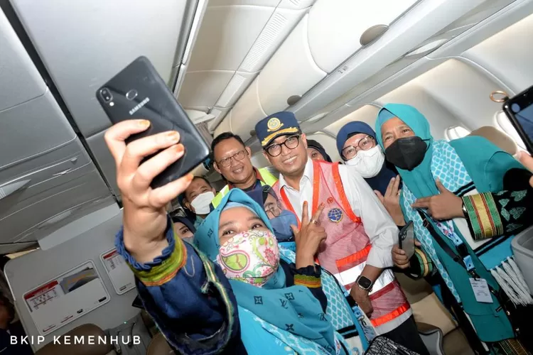 Menhub Budi Karya Sumadi berswafoto dengan warga yang hendak berangkat umroh dari Bandara Kertajati