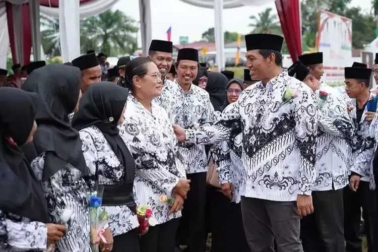 Bupati MFA Memberikan Apresiasi Kepada Para Guru, Mendidik Pelajar Menjadi Generasi Emas di Batang Hari&nbsp; (Dok. Annuza)