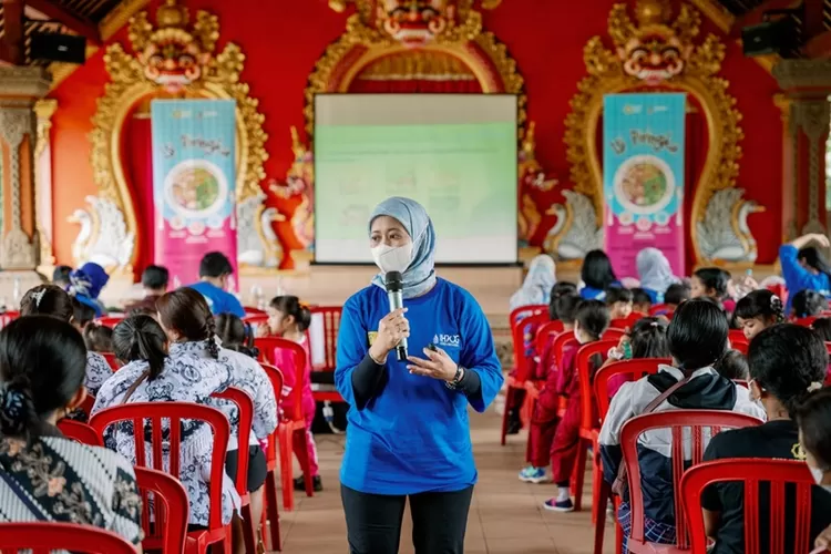 Kegiatan educasi pentingnya kebutuhan gizi bagi tubuh yang dilakukan IHWG FKUI di Bali.