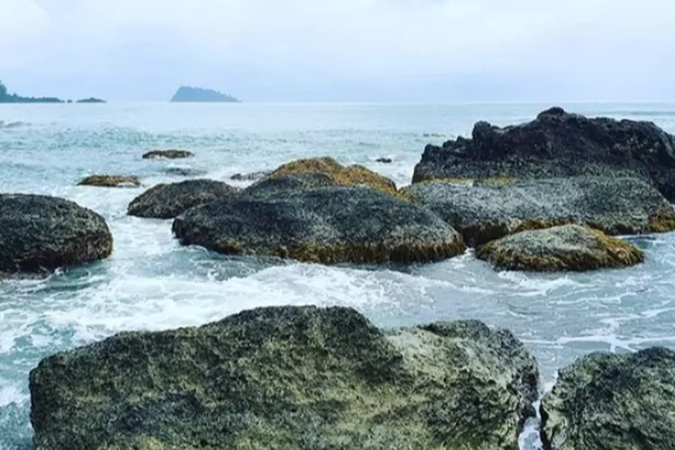 Pantai Fari&rsquo;i top 3 destinasi wisata terbaik dan terpopuler di Pulau Nias (Tangkap layar Instagram @incemeliana)