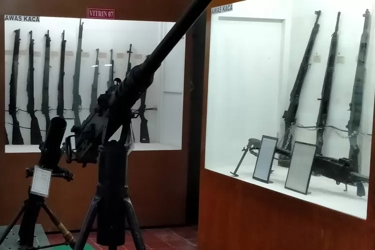 Beberapa koleksi senjata di museum Tridaya Eka Dharma, Bukittinggi, tempat wisata gratis di Sumatera Barat  (Istimewa )